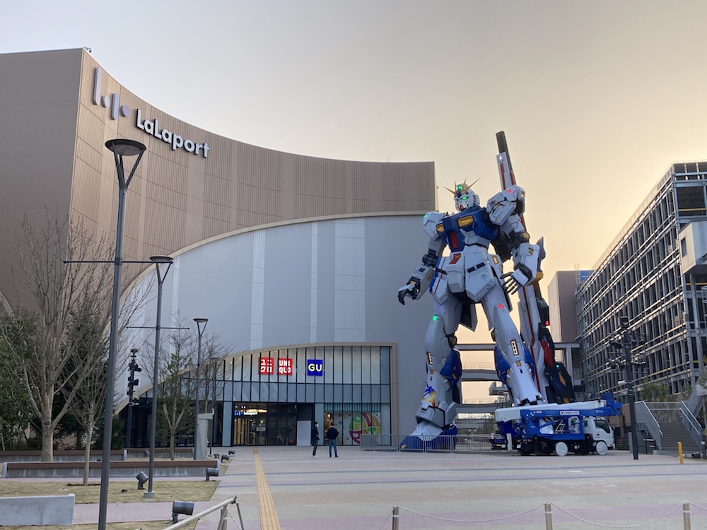 ガンダムもお出迎えしてます!! 2022wall_art01.jpg