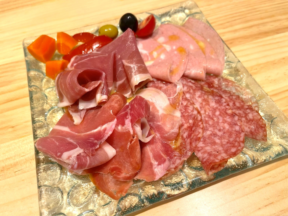 ハムの盛り合わせも大満足!